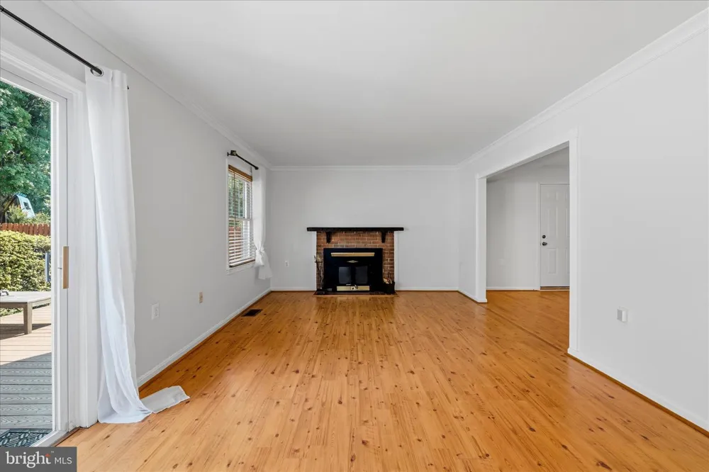 706 EDWARDS FERRY ROAD NE Leesburg, VA 20176