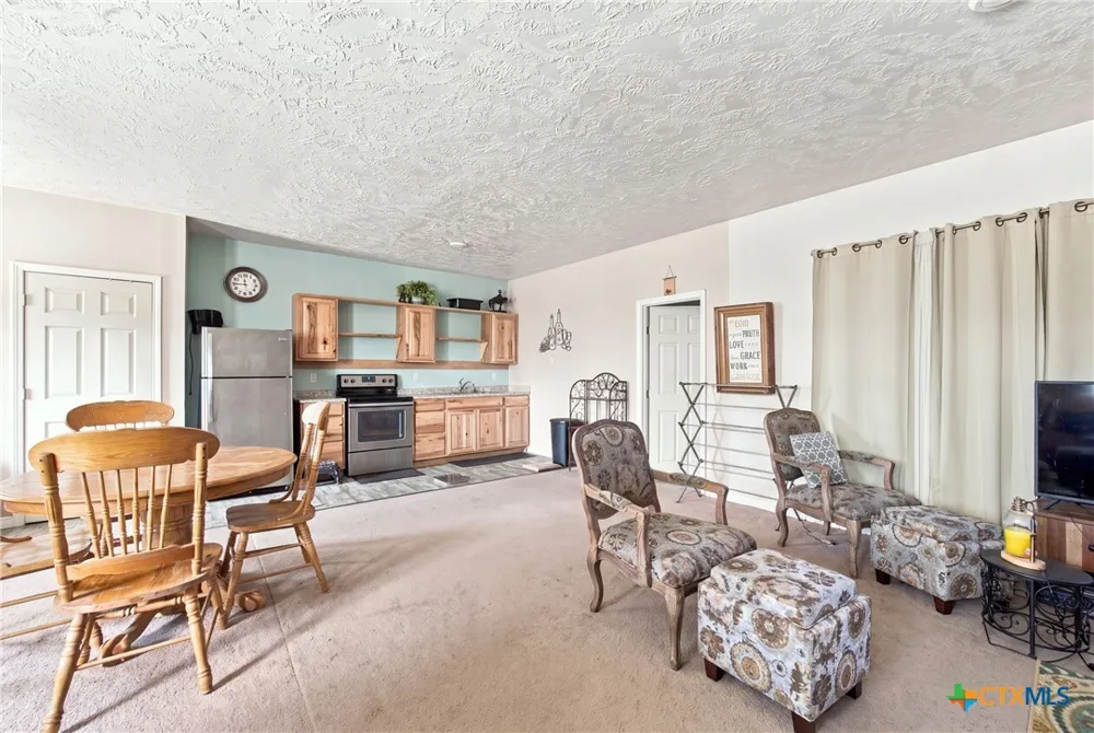 288 County Road 341 La Vernia, TX 78121