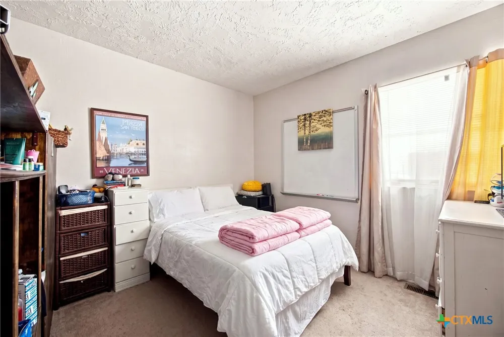 288 County Road 341 La Vernia, TX 78121