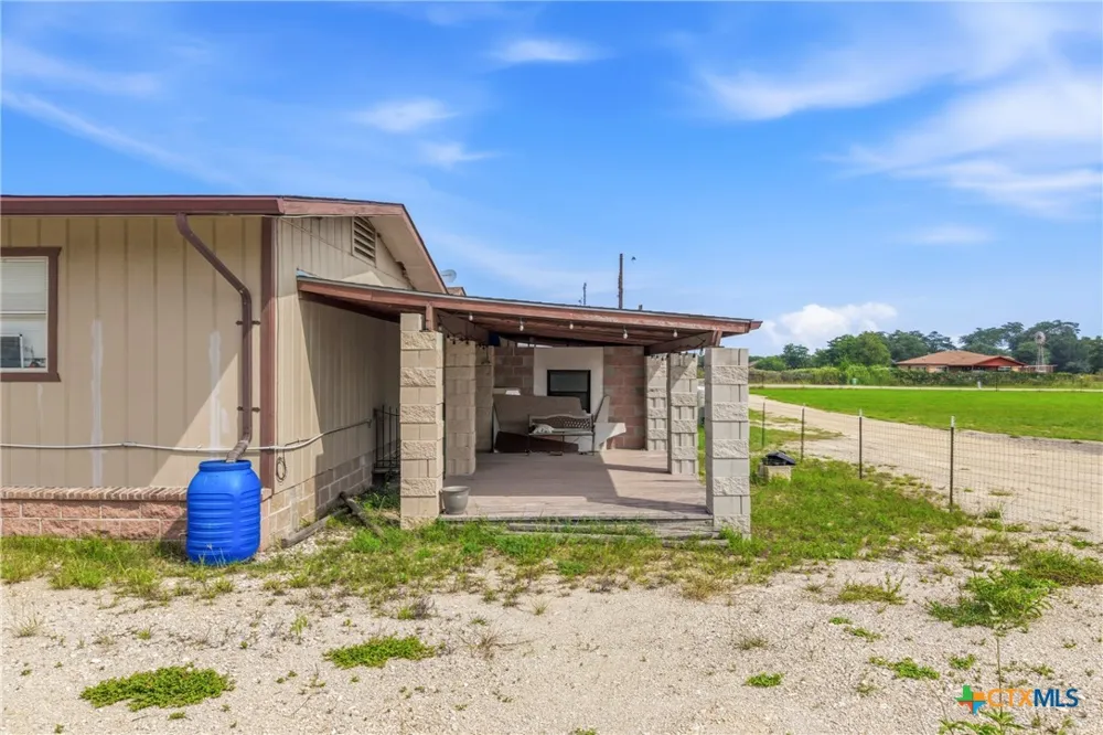 288 County Road 341 La Vernia, TX 78121