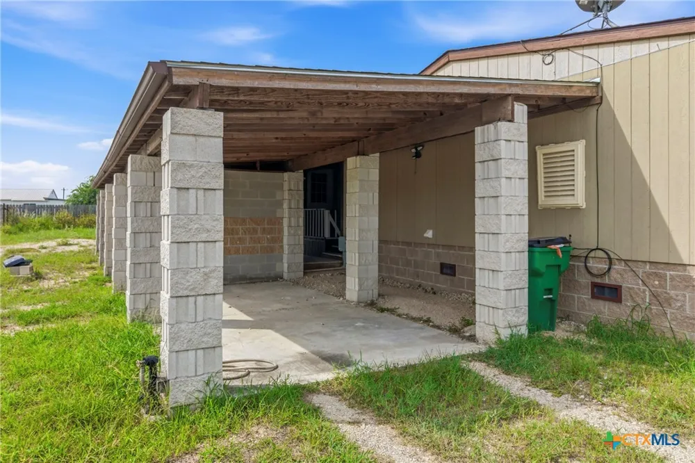 288 County Road 341 La Vernia, TX 78121