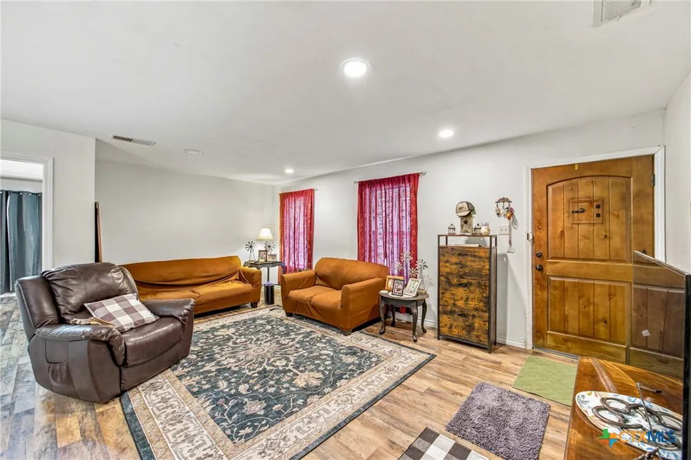 288 County Road 341 La Vernia, TX 78121