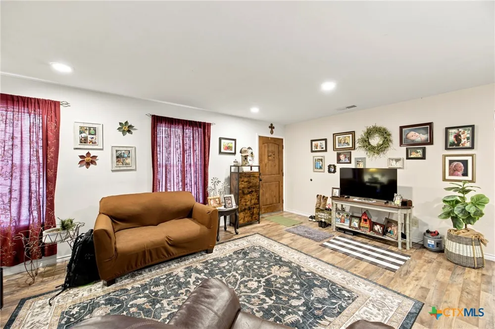 288 County Road 341 La Vernia, TX 78121