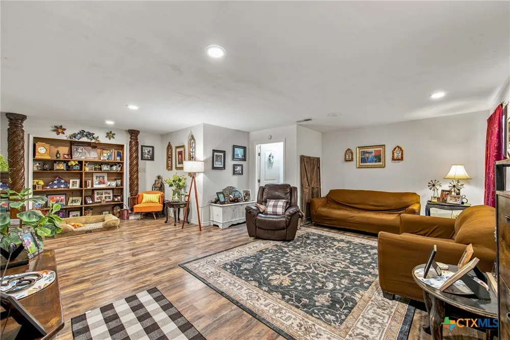288 County Road 341 La Vernia, TX 78121
