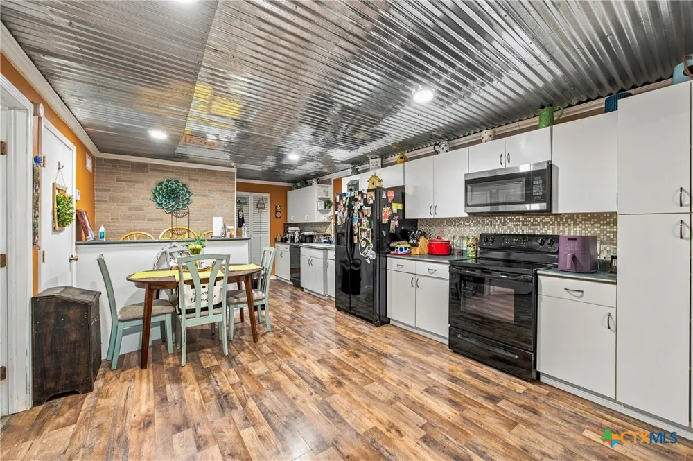 288 County Road 341 La Vernia, TX 78121