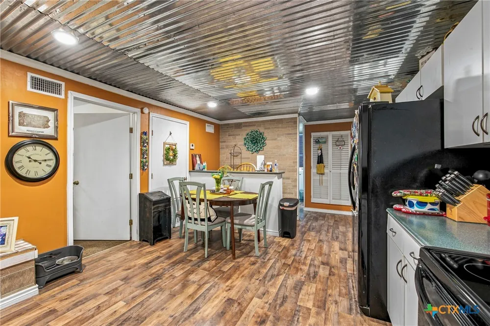 288 County Road 341 La Vernia, TX 78121