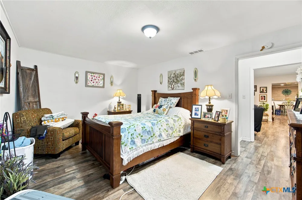 288 County Road 341 La Vernia, TX 78121
