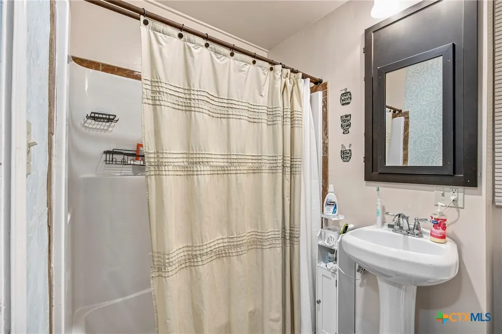288 County Road 341 La Vernia, TX 78121