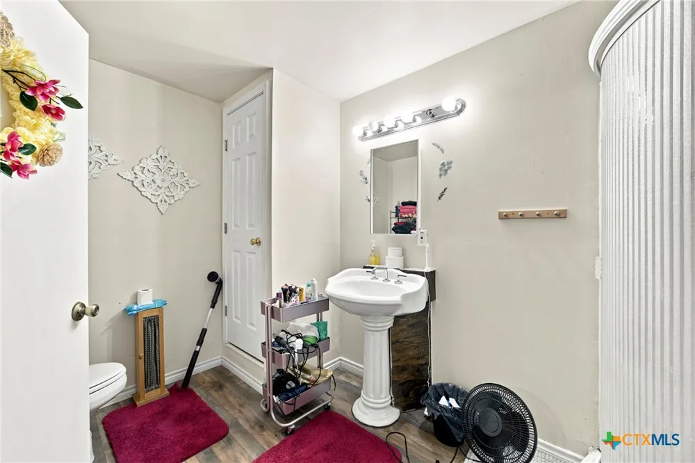 288 County Road 341 La Vernia, TX 78121