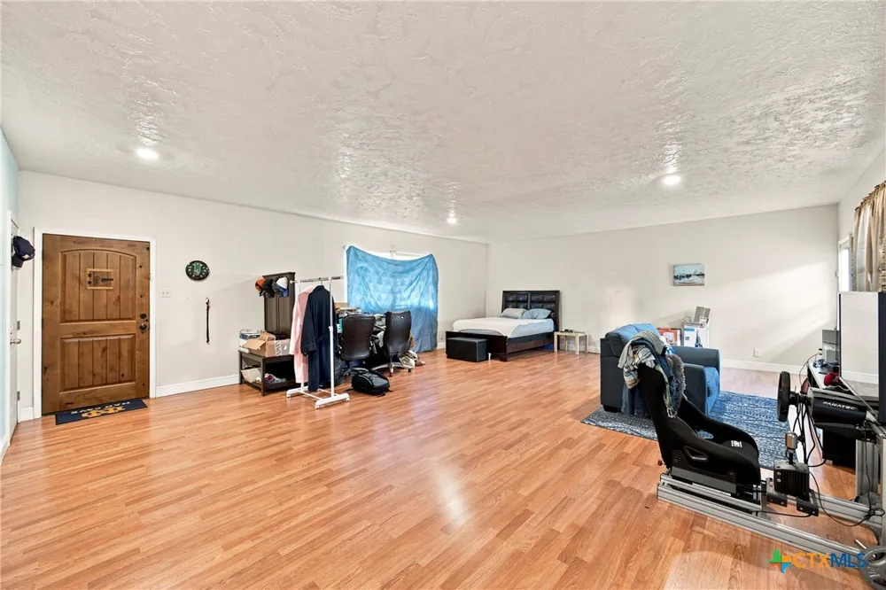 288 County Road 341 La Vernia, TX 78121