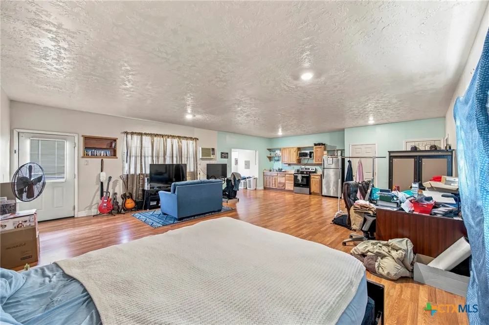 288 County Road 341 La Vernia, TX 78121
