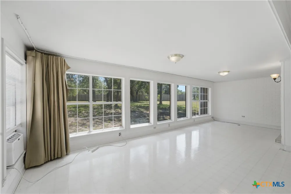 8221 Mountain Drive Salado, TX 76571