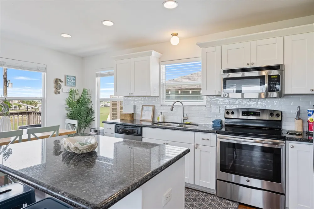 955 Townsend Drive Crystal Beach, TX 77650