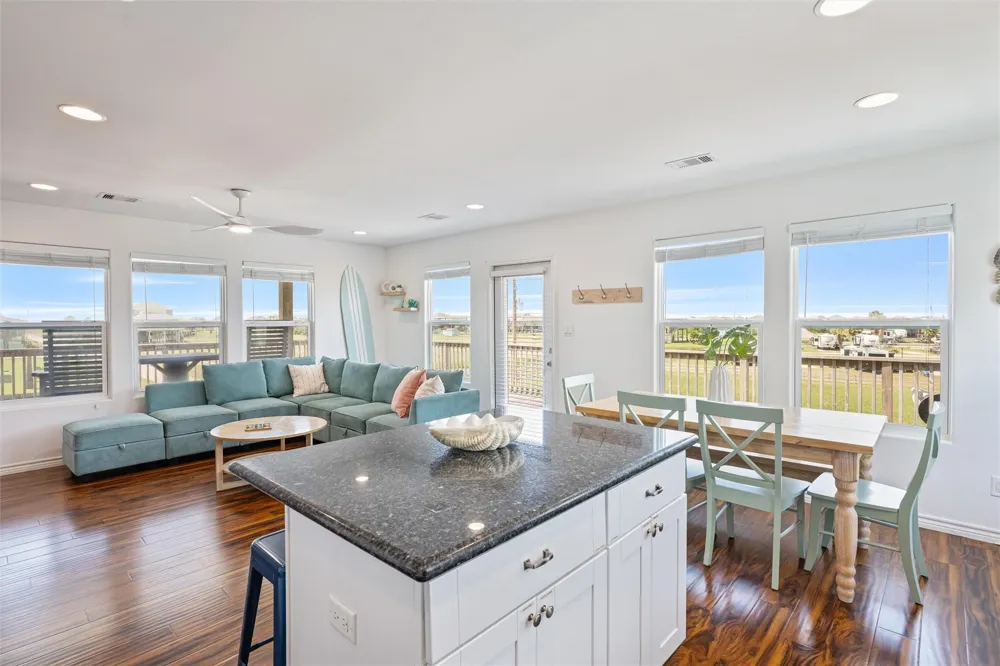 955 Townsend Drive Crystal Beach, TX 77650