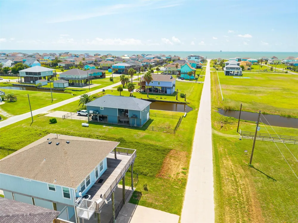 955 Townsend Drive Crystal Beach, TX 77650