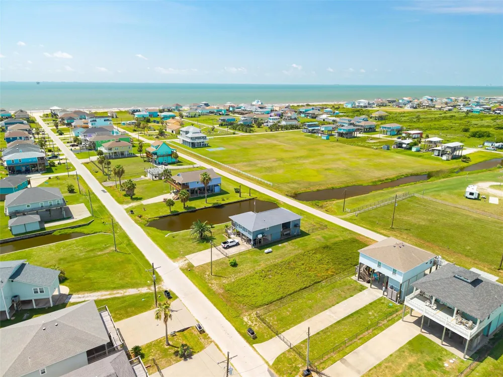 955 Townsend Drive Crystal Beach, TX 77650
