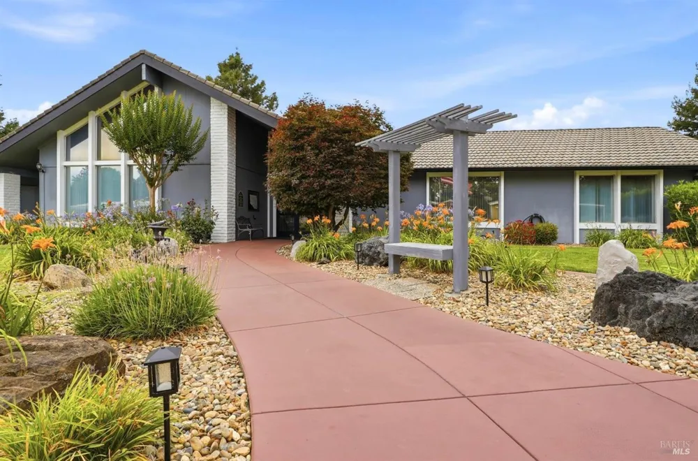 93 Kilarney Lane Santa Rosa, CA 95403