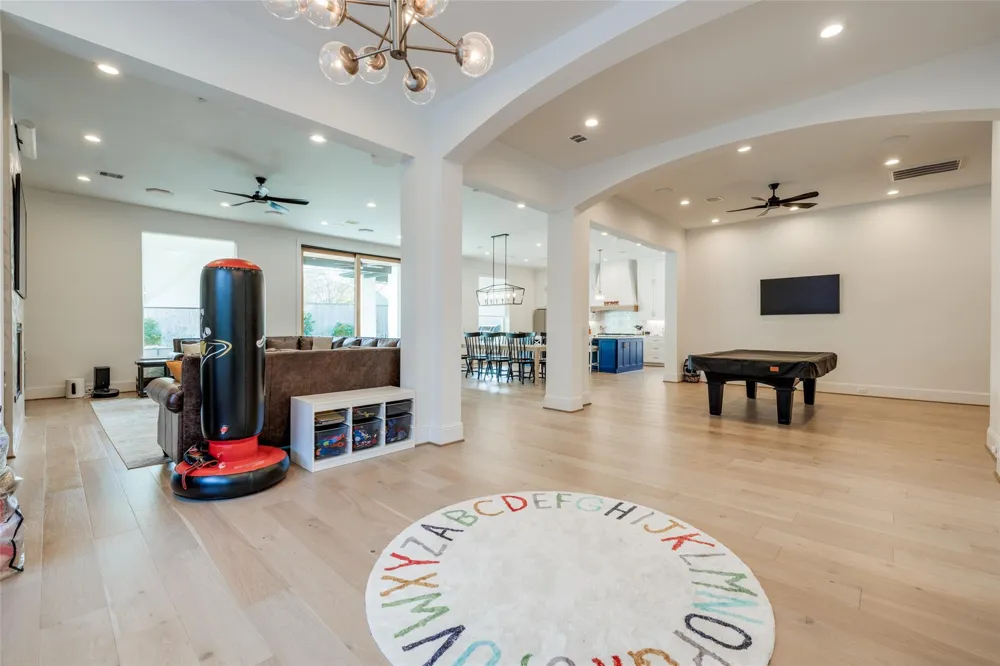 907 W 43rd Street Houston, TX 77018