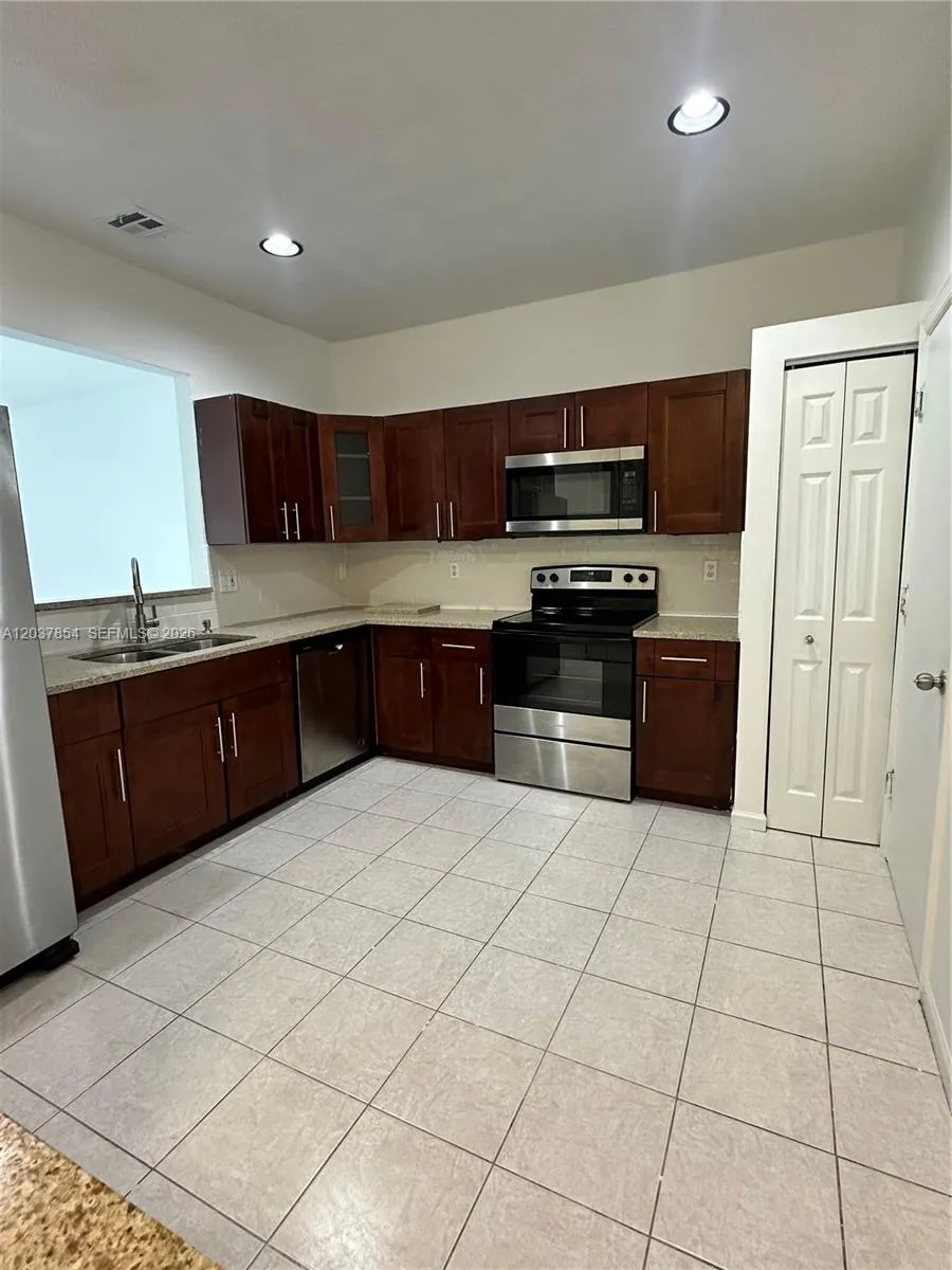 5541 NW 90th Ter Sunrise, FL 33351