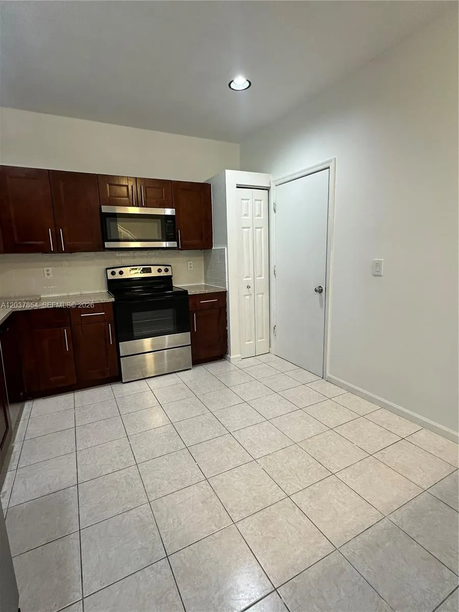 5541 NW 90th Ter Sunrise, FL 33351
