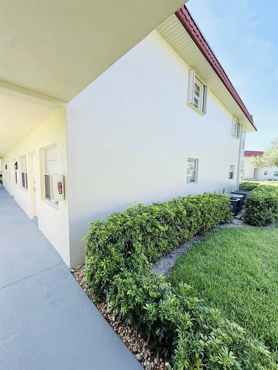 40 WOODLAND DRIVE #105 Vero Beach, FL 32962