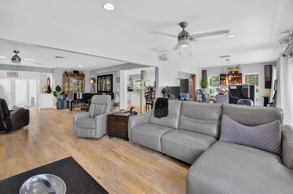 11 HOLLY Boynton Beach, FL 33436