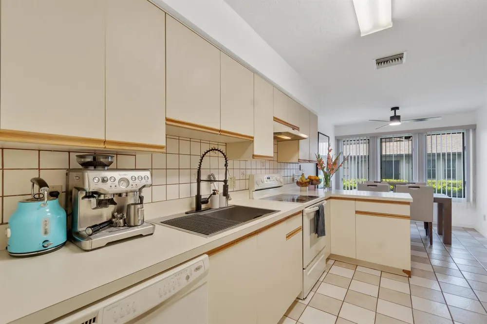646 CENTRE SW #102 Vero Beach, FL 32962