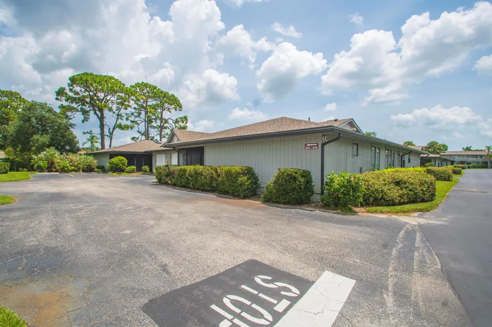 646 CENTRE SW #102 Vero Beach, FL 32962