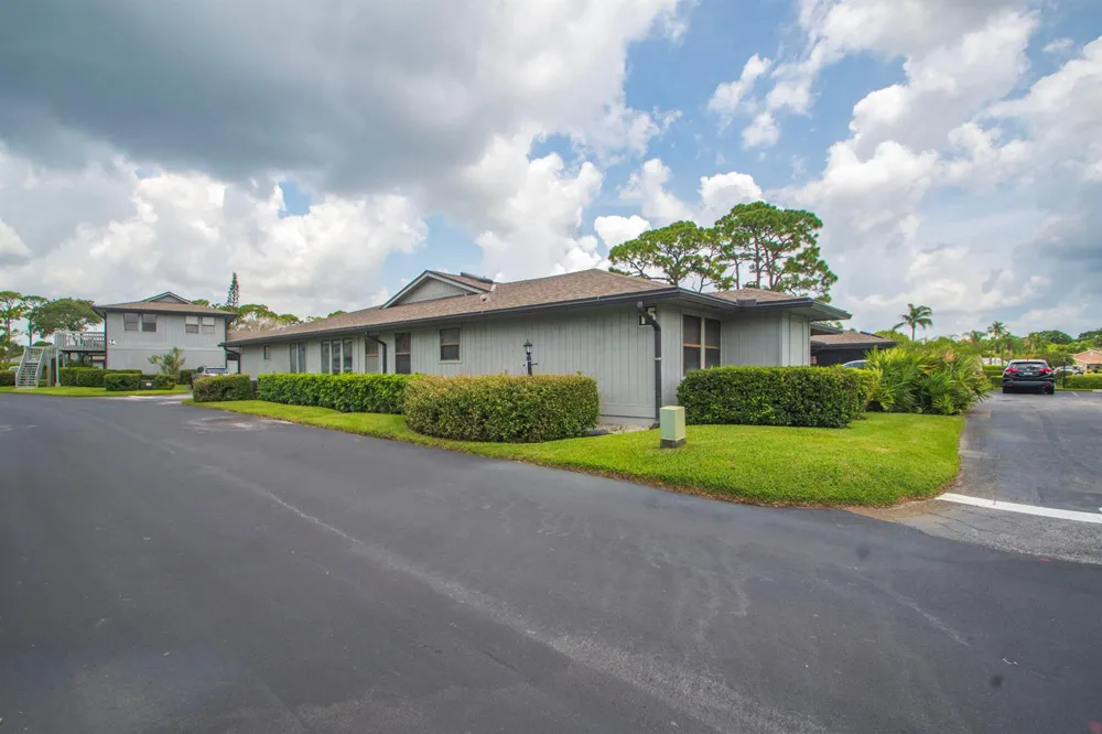 646 CENTRE SW #102 Vero Beach, FL 32962