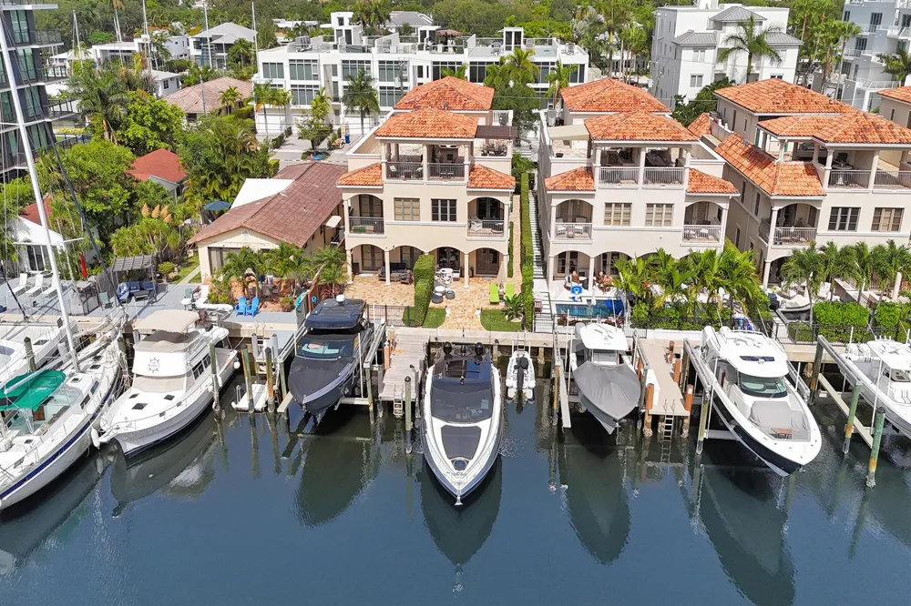 210 HENDRICKS Isle Fort Lauderdale, FL 33301