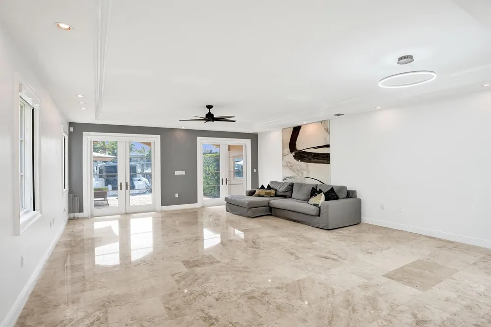 210 HENDRICKS Isle Fort Lauderdale, FL 33301