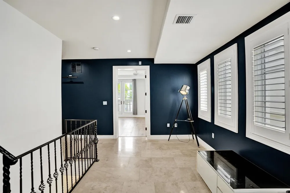210 HENDRICKS Isle Fort Lauderdale, FL 33301