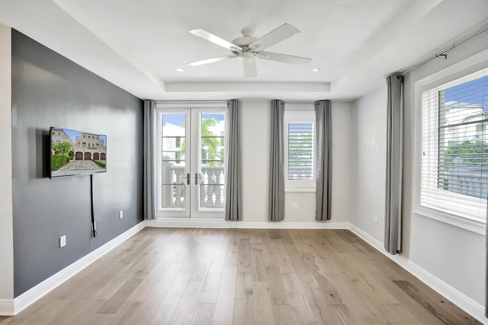 210 HENDRICKS Isle Fort Lauderdale, FL 33301