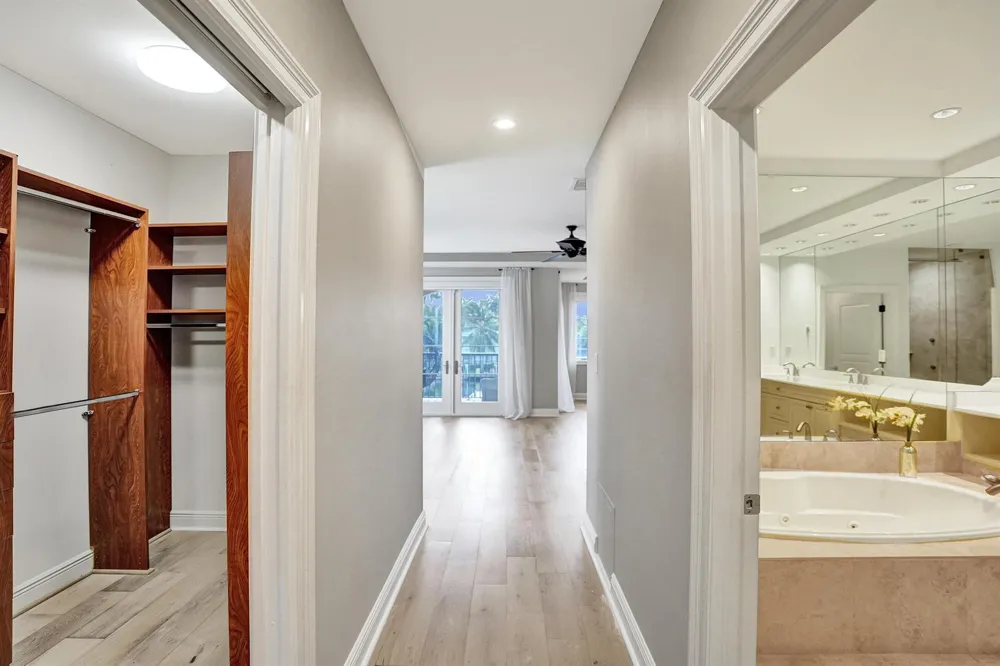 210 HENDRICKS Isle Fort Lauderdale, FL 33301