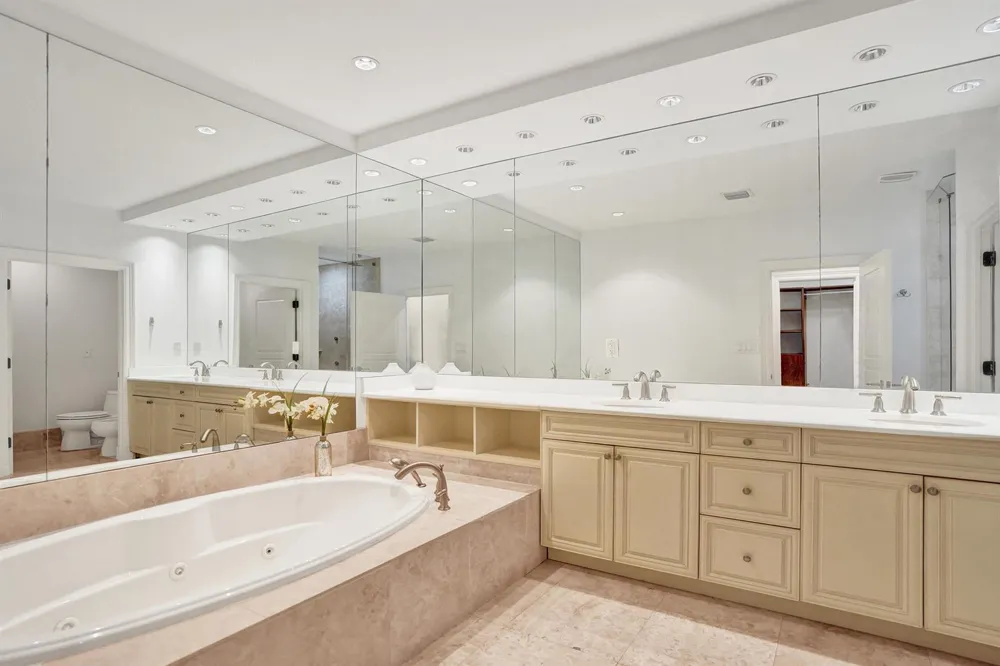 210 HENDRICKS Isle Fort Lauderdale, FL 33301