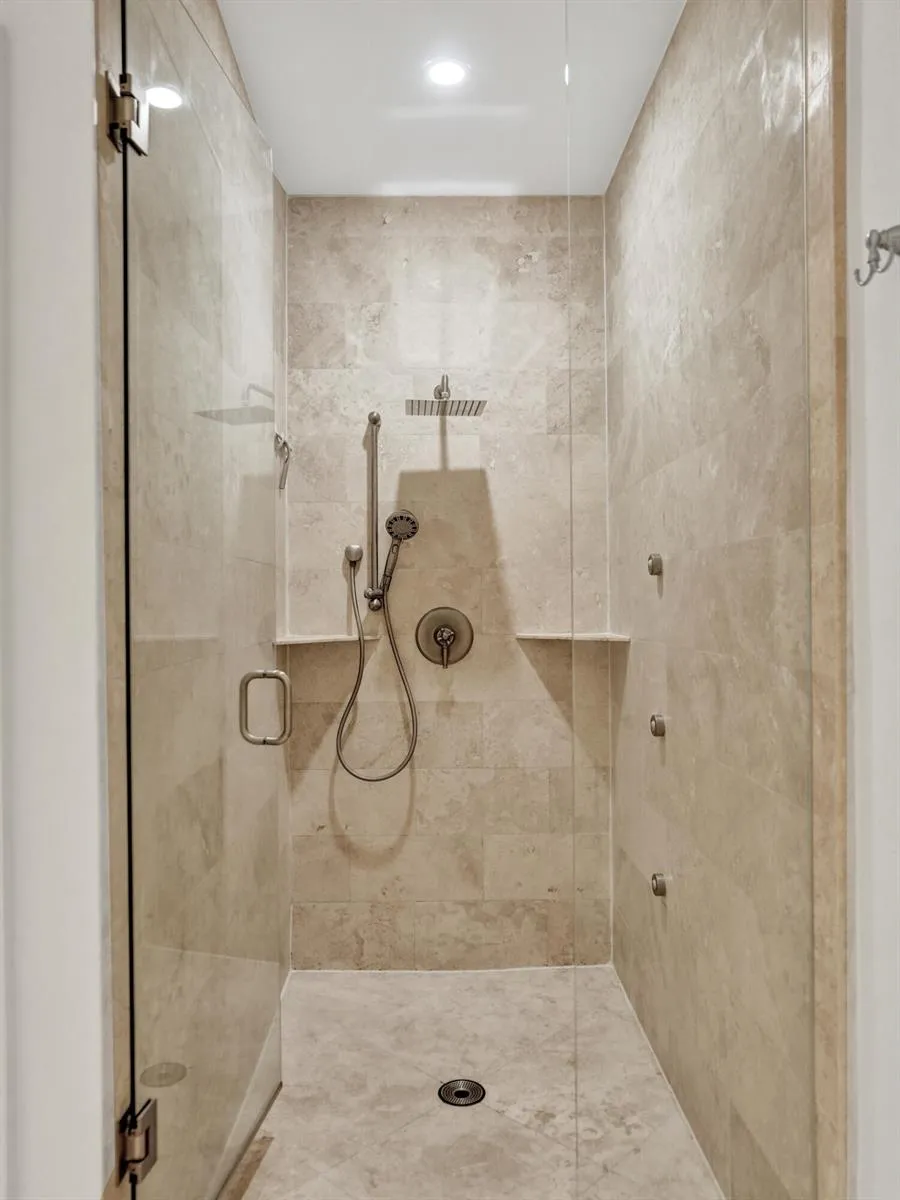 210 HENDRICKS Isle Fort Lauderdale, FL 33301