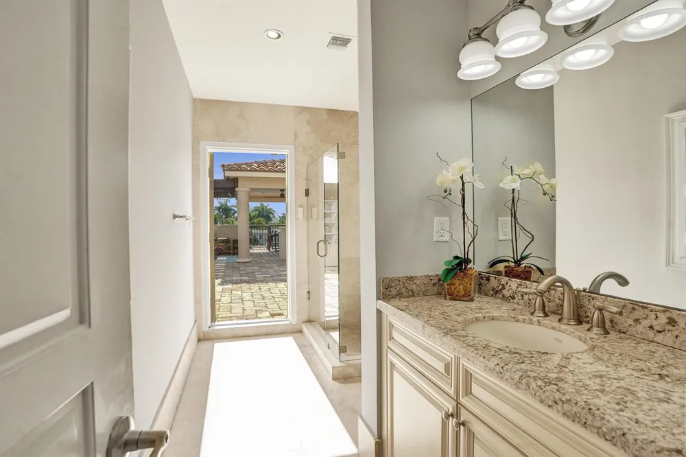 210 HENDRICKS Isle Fort Lauderdale, FL 33301