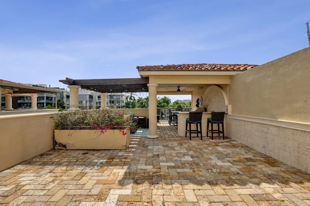 210 HENDRICKS Isle Fort Lauderdale, FL 33301