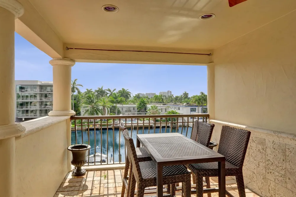 210 HENDRICKS Isle Fort Lauderdale, FL 33301