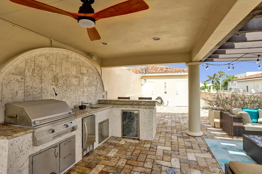 210 HENDRICKS Isle Fort Lauderdale, FL 33301