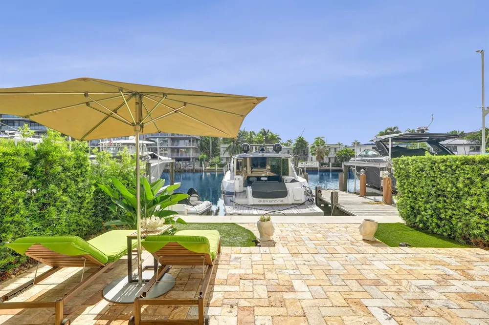 210 HENDRICKS Isle Fort Lauderdale, FL 33301