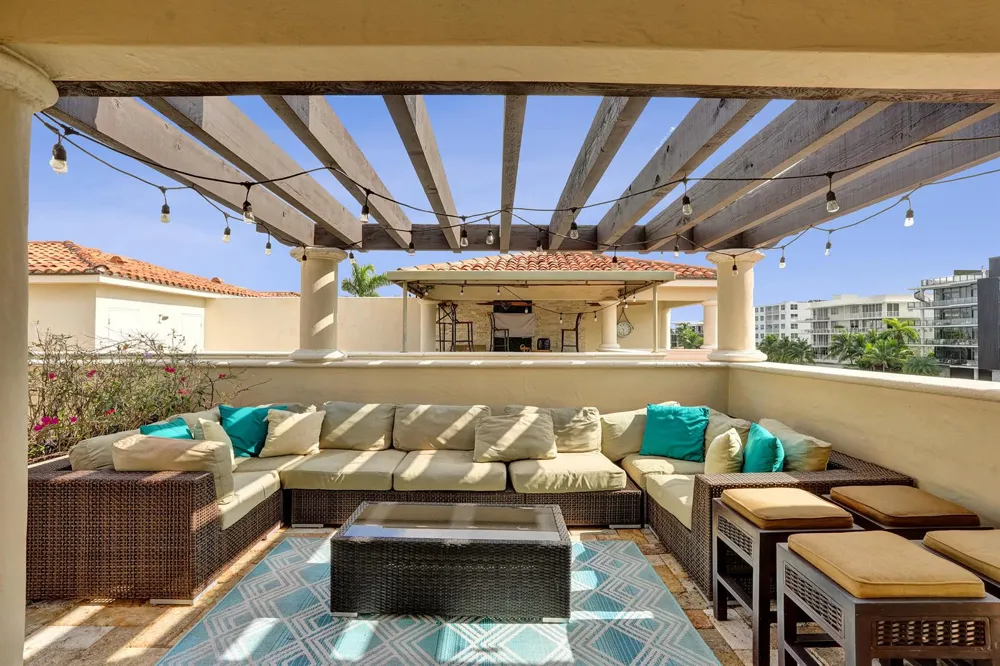 210 HENDRICKS Isle Fort Lauderdale, FL 33301