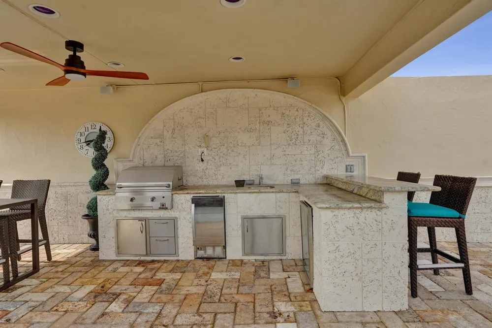 210 HENDRICKS Isle Fort Lauderdale, FL 33301