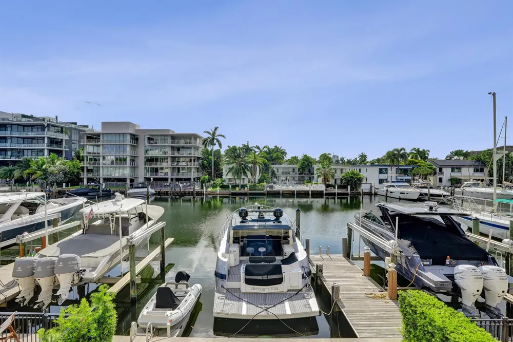 210 HENDRICKS Isle Fort Lauderdale, FL 33301