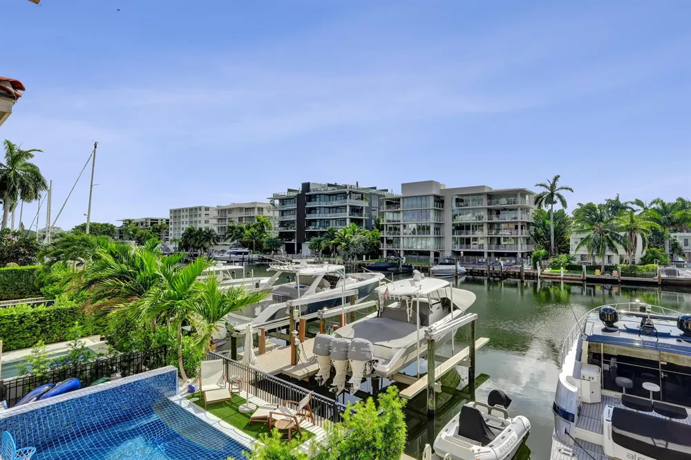 210 HENDRICKS Isle Fort Lauderdale, FL 33301