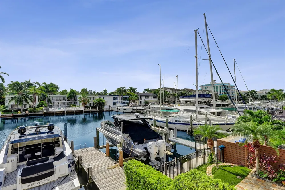 210 HENDRICKS Isle Fort Lauderdale, FL 33301
