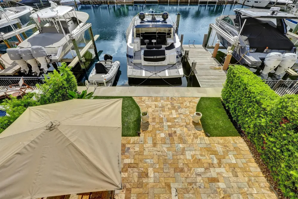 210 HENDRICKS Isle Fort Lauderdale, FL 33301