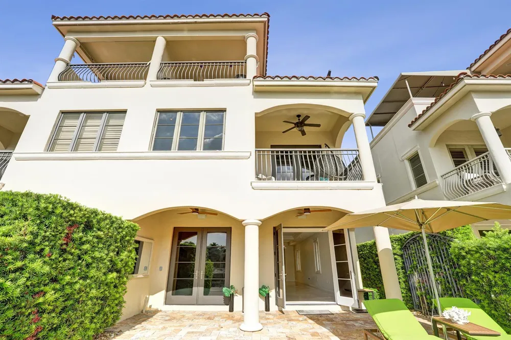 210 HENDRICKS Isle Fort Lauderdale, FL 33301