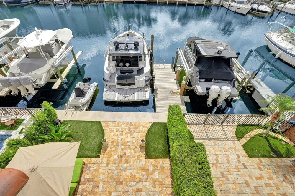 210 HENDRICKS Isle Fort Lauderdale, FL 33301