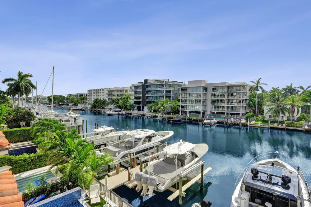 210 HENDRICKS Isle Fort Lauderdale, FL 33301